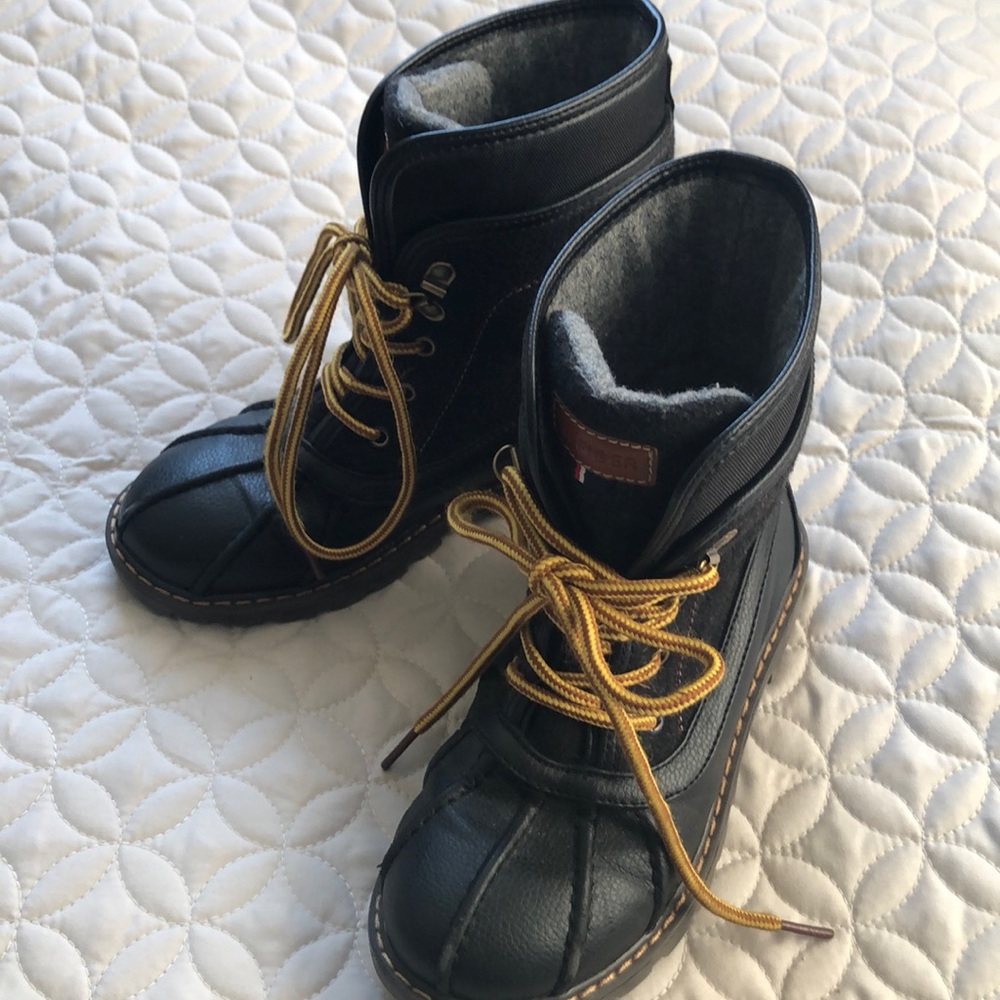 Tommy Hilfiger boys boots size 1.